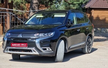 Mitsubishi Outlander III рестайлинг 3, 2021 год, 2 700 000 рублей, 12 фотография