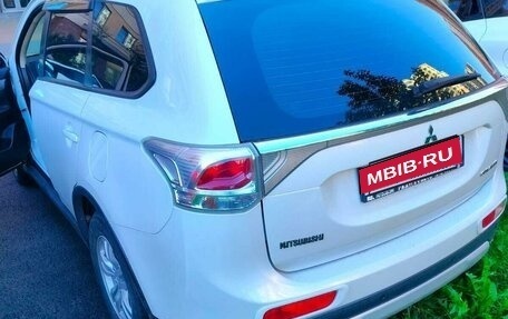 Mitsubishi Outlander III рестайлинг 3, 2014 год, 1 650 000 рублей, 3 фотография