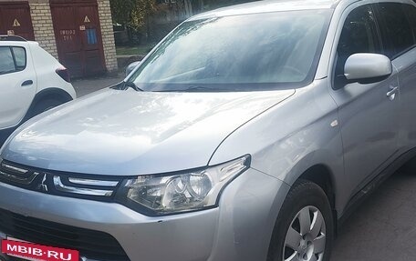 Mitsubishi Outlander III рестайлинг 3, 2013 год, 1 350 000 рублей, 3 фотография