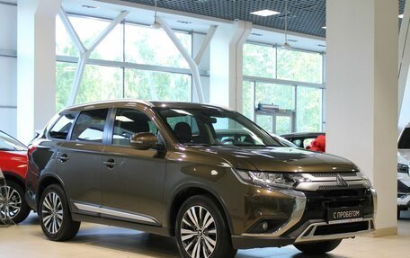 Mitsubishi Outlander III рестайлинг 3, 2019 год, 2 245 000 рублей, 3 фотография