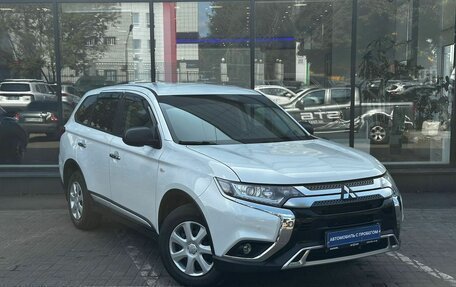 Mitsubishi Outlander III рестайлинг 3, 2021 год, 2 650 000 рублей, 3 фотография