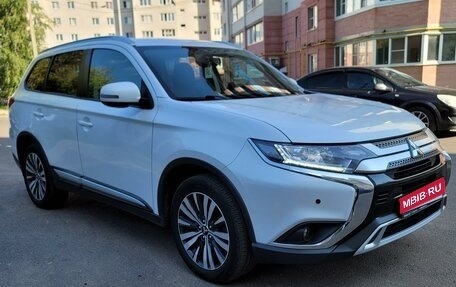 Mitsubishi Outlander III рестайлинг 3, 2019 год, 2 500 000 рублей, 1 фотография