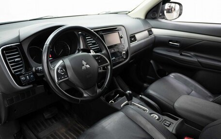 Mitsubishi Outlander III рестайлинг 3, 2013 год, 1 385 000 рублей, 9 фотография