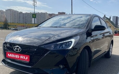 Hyundai Solaris II рестайлинг, 2022 год, 1 950 000 рублей, 2 фотография