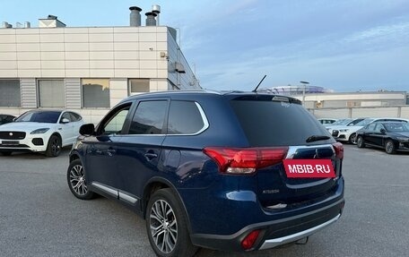 Mitsubishi Outlander III рестайлинг 3, 2015 год, 1 700 000 рублей, 4 фотография