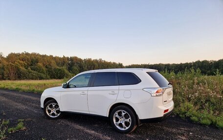 Mitsubishi Outlander III рестайлинг 3, 2013 год, 1 700 000 рублей, 5 фотография