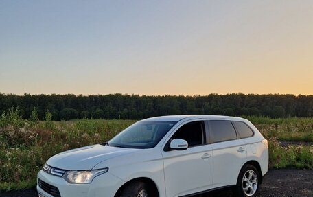 Mitsubishi Outlander III рестайлинг 3, 2013 год, 1 700 000 рублей, 4 фотография