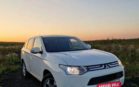 Mitsubishi Outlander III рестайлинг 3, 2013 год, 1 700 000 рублей, 2 фотография