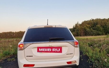 Mitsubishi Outlander III рестайлинг 3, 2013 год, 1 700 000 рублей, 3 фотография