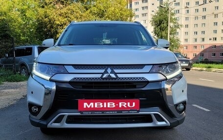 Mitsubishi Outlander III рестайлинг 3, 2019 год, 2 500 000 рублей, 3 фотография