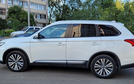 Mitsubishi Outlander III рестайлинг 3, 2019 год, 2 500 000 рублей, 6 фотография