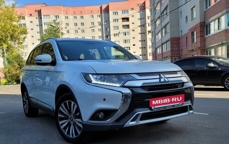 Mitsubishi Outlander III рестайлинг 3, 2019 год, 2 500 000 рублей, 4 фотография