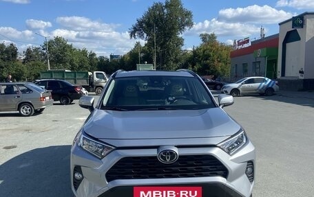 Toyota RAV4, 2018 год, 3 700 000 рублей, 2 фотография