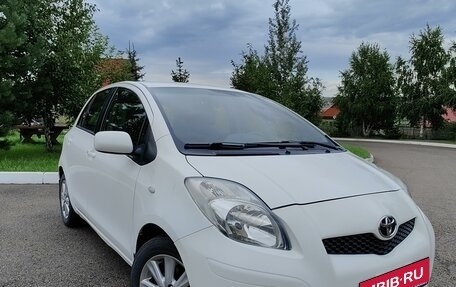 Toyota Yaris III рестайлинг, 2009 год, 775 000 рублей, 2 фотография