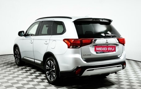 Mitsubishi Outlander III рестайлинг 3, 2022 год, 3 380 000 рублей, 7 фотография