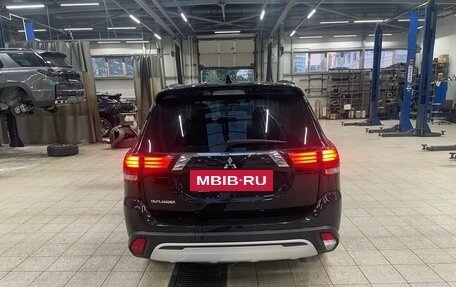 Mitsubishi Outlander III рестайлинг 3, 2021 год, 2 349 000 рублей, 5 фотография