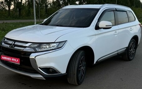 Mitsubishi Outlander III рестайлинг 3, 2015 год, 1 900 000 рублей, 1 фотография