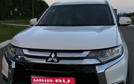 Mitsubishi Outlander III рестайлинг 3, 2015 год, 1 900 000 рублей, 2 фотография