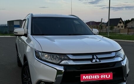 Mitsubishi Outlander III рестайлинг 3, 2015 год, 1 900 000 рублей, 16 фотография