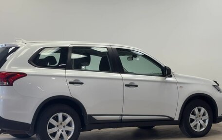 Mitsubishi Outlander III рестайлинг 3, 2019 год, 2 280 000 рублей, 18 фотография