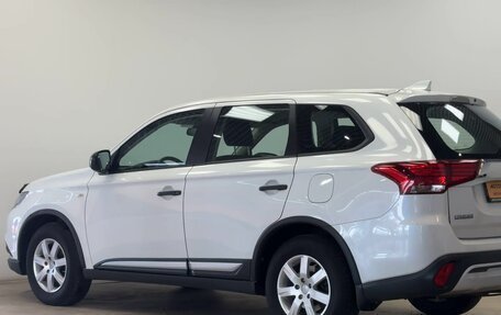 Mitsubishi Outlander III рестайлинг 3, 2019 год, 2 280 000 рублей, 25 фотография