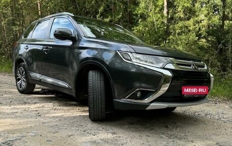 Mitsubishi Outlander III рестайлинг 3, 2015 год, 1 800 000 рублей, 3 фотография