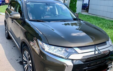 Mitsubishi Outlander III рестайлинг 3, 2020 год, 2 550 000 рублей, 2 фотография