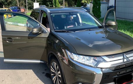 Mitsubishi Outlander III рестайлинг 3, 2020 год, 2 550 000 рублей, 3 фотография