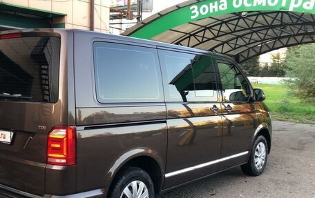 Volkswagen Caravelle T6 рестайлинг, 2016 год, 2 800 000 рублей, 4 фотография