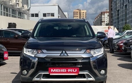 Mitsubishi Outlander III рестайлинг 3, 2019 год, 1 999 000 рублей, 2 фотография