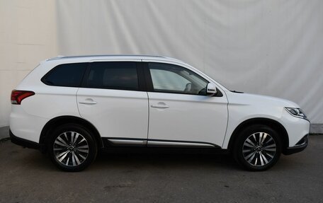 Mitsubishi Outlander III рестайлинг 3, 2021 год, 3 289 000 рублей, 7 фотография