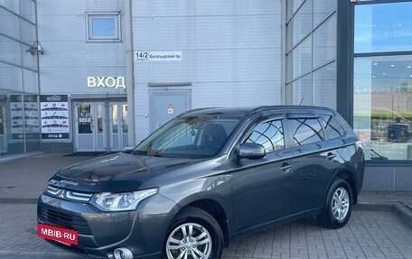 Mitsubishi Outlander III рестайлинг 3, 2013 год, 1 690 000 рублей, 2 фотография