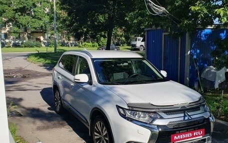 Mitsubishi Outlander III рестайлинг 3, 2018 год, 2 505 000 рублей, 2 фотография