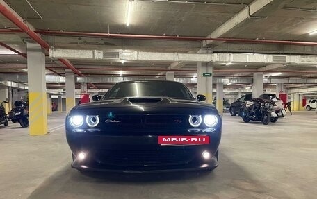 Dodge Challenger III рестайлинг 2, 2020 год, 7 250 000 рублей, 2 фотография