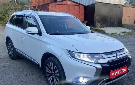 Mitsubishi Outlander III рестайлинг 3, 2020 год, 2 900 000 рублей, 1 фотография