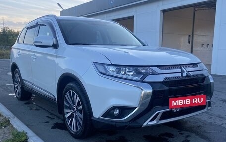 Mitsubishi Outlander III рестайлинг 3, 2020 год, 2 900 000 рублей, 2 фотография