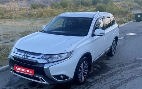 Mitsubishi Outlander III рестайлинг 3, 2020 год, 2 900 000 рублей, 3 фотография