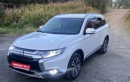 Mitsubishi Outlander III рестайлинг 3, 2020 год, 2 900 000 рублей, 4 фотография