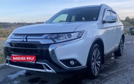 Mitsubishi Outlander III рестайлинг 3, 2020 год, 2 900 000 рублей, 5 фотография