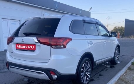 Mitsubishi Outlander III рестайлинг 3, 2020 год, 2 900 000 рублей, 8 фотография