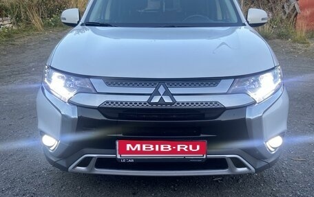 Mitsubishi Outlander III рестайлинг 3, 2020 год, 2 900 000 рублей, 6 фотография