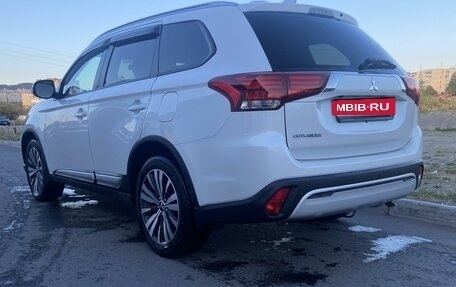 Mitsubishi Outlander III рестайлинг 3, 2020 год, 2 900 000 рублей, 11 фотография