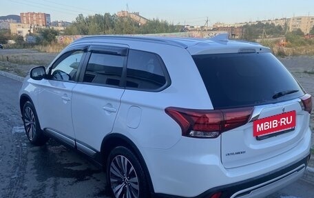 Mitsubishi Outlander III рестайлинг 3, 2020 год, 2 900 000 рублей, 9 фотография