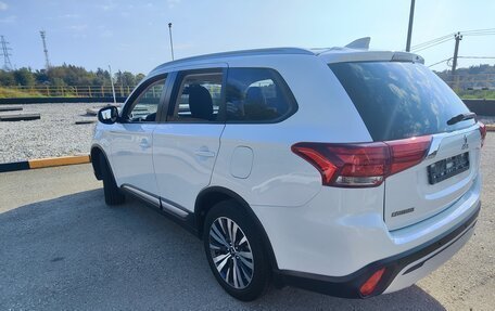 Mitsubishi Outlander III рестайлинг 3, 2020 год, 2 800 000 рублей, 4 фотография