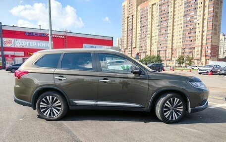 Mitsubishi Outlander III рестайлинг 3, 2018 год, 2 450 000 рублей, 3 фотография