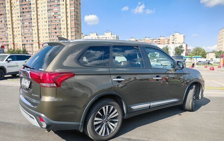 Mitsubishi Outlander III рестайлинг 3, 2018 год, 2 450 000 рублей, 4 фотография