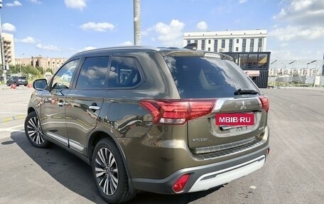 Mitsubishi Outlander III рестайлинг 3, 2018 год, 2 450 000 рублей, 5 фотография