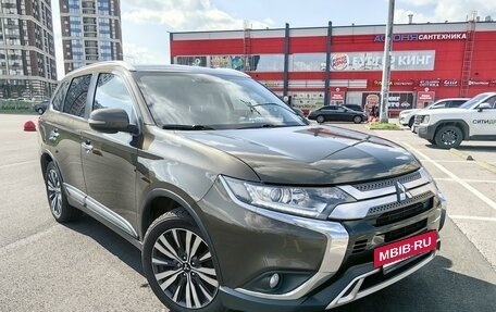 Mitsubishi Outlander III рестайлинг 3, 2018 год, 2 450 000 рублей, 2 фотография