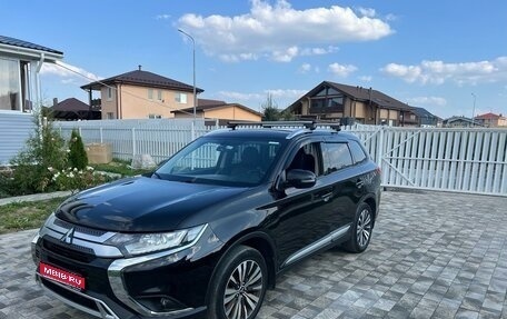 Mitsubishi Outlander III рестайлинг 3, 2021 год, 2 800 000 рублей, 1 фотография