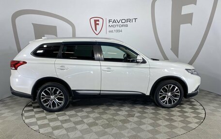 Mitsubishi Outlander III рестайлинг 3, 2017 год, 1 810 000 рублей, 4 фотография